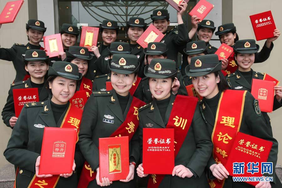 模范话务连的美丽女兵