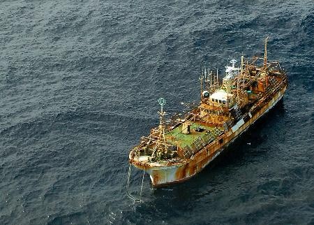 美海警队向日本"鬼船"开火 防其危及过往船只