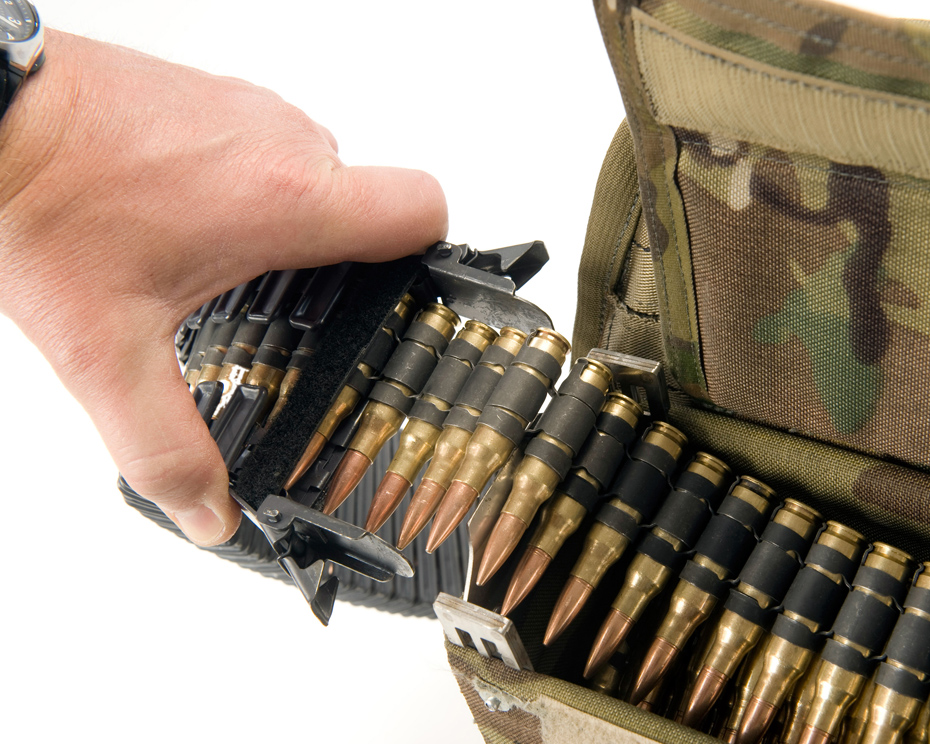 美军研发大容量供弹背包 可携500发机枪子弹