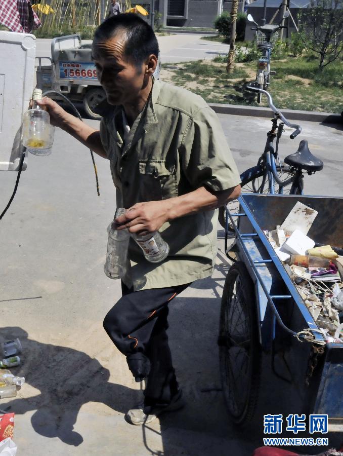 男子拾荒多年奉养老母