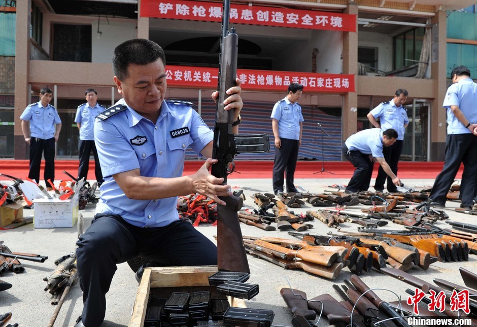 全国缴枪行动:十万非法枪支瞬间变废品