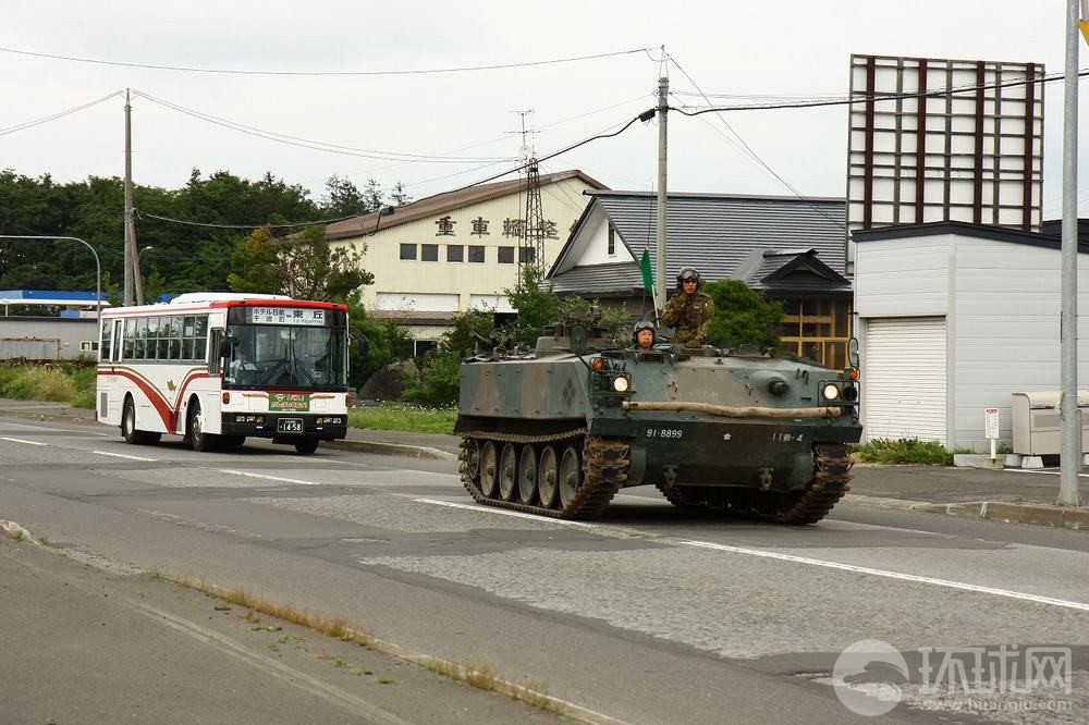 日本装甲车群招摇过市