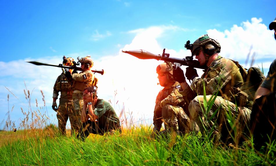 训练中,美军特种部队士兵肩扛rpg火箭弹.