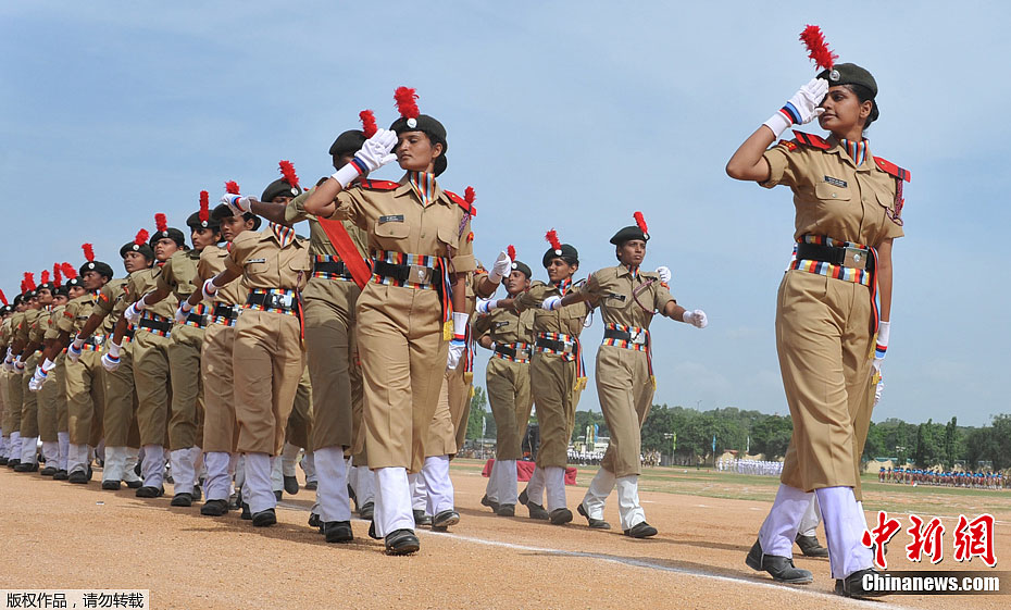 8月15日,印度独立日阅兵式上的女兵.(图片来源:中新网)