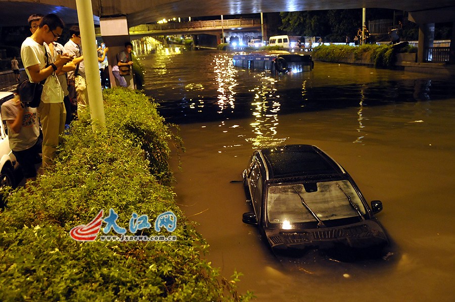 暴雨突袭南昌道路被淹