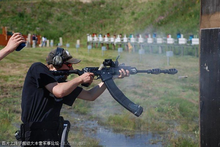 这是一把安装了加长弹夹的saiga系列的霰弹枪