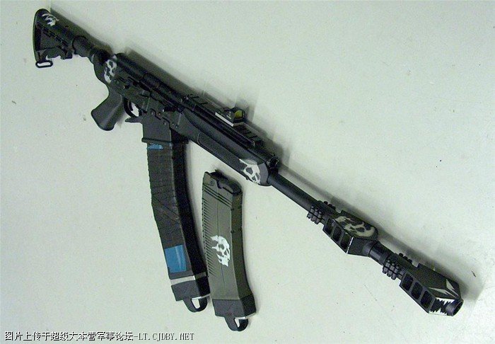 这是一把安装了加长弹夹的saiga系列的霰弹枪