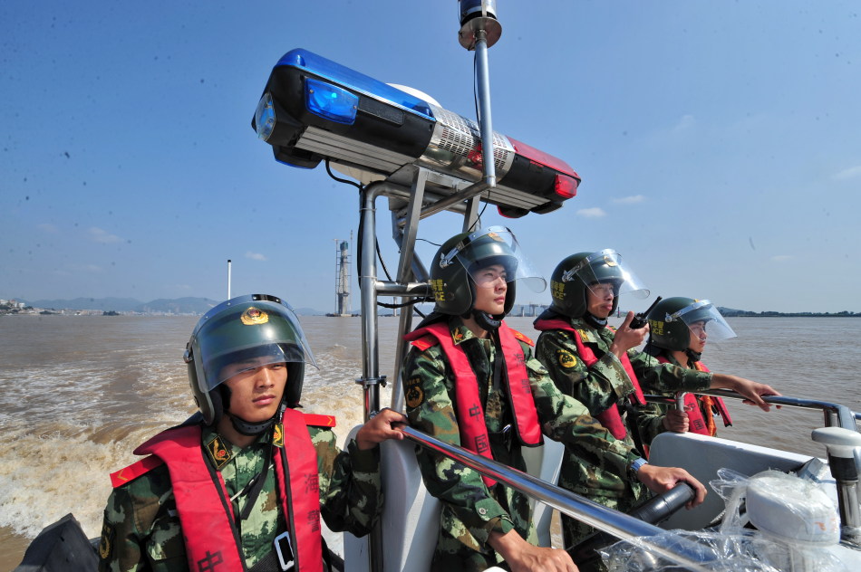 10月25日,福建海警一支队海警在闽江口海域进行巡逻