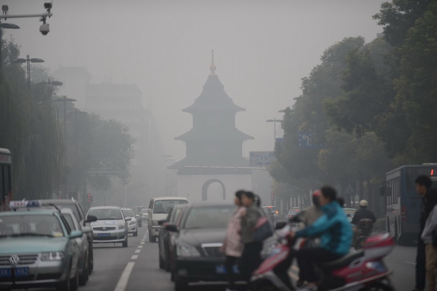江苏苏州等10个城市重度污染 景区被大雾笼罩