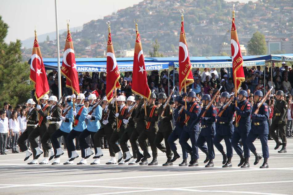 土耳其阅兵式上士兵们玩穿越