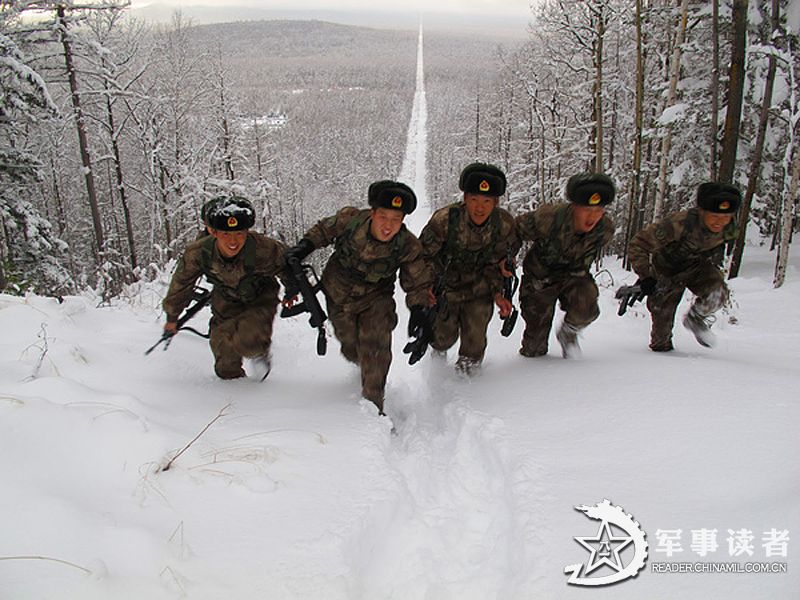 我戍边官兵冬季巡逻靠饮雪止渴