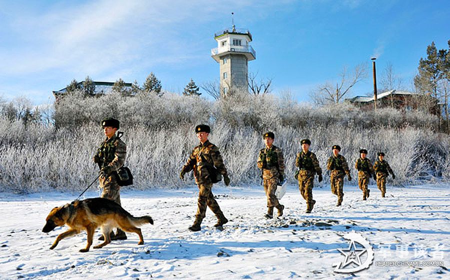 我戍边官兵冬季巡逻靠饮雪止渴