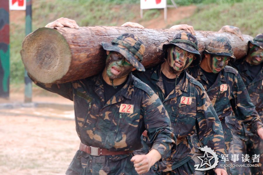 南京军区特种兵训练场险象环生