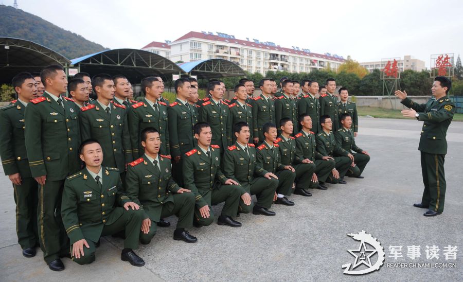 11月13日,武警安徽总队新训干部骨干在合肥训练基地进行歌曲教唱培训.