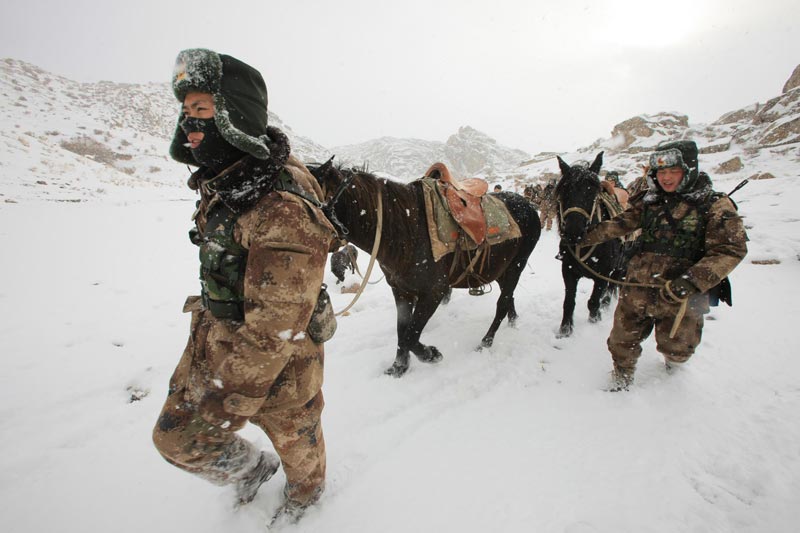 新疆边防兵零下20度冒大雪巡逻