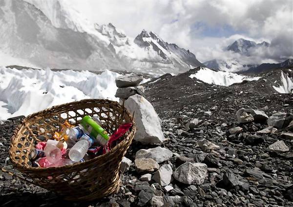 环保警示珠峰上的各种垃圾