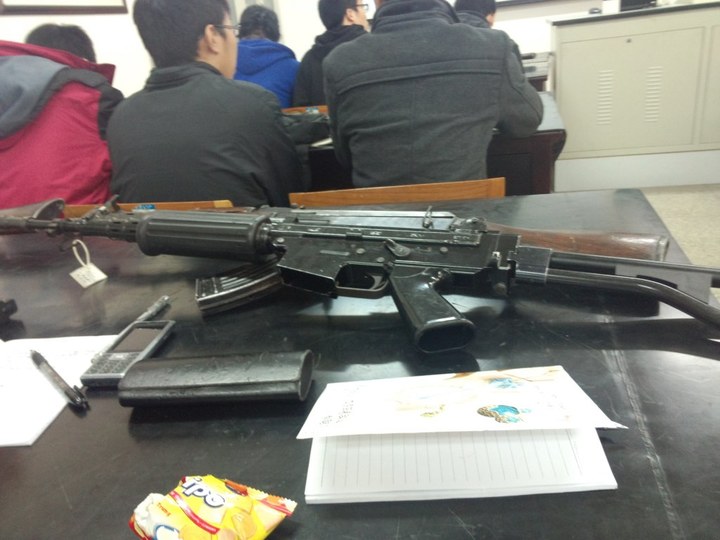 摆在课桌上的来自比利时fn公司产的fnc自动步枪