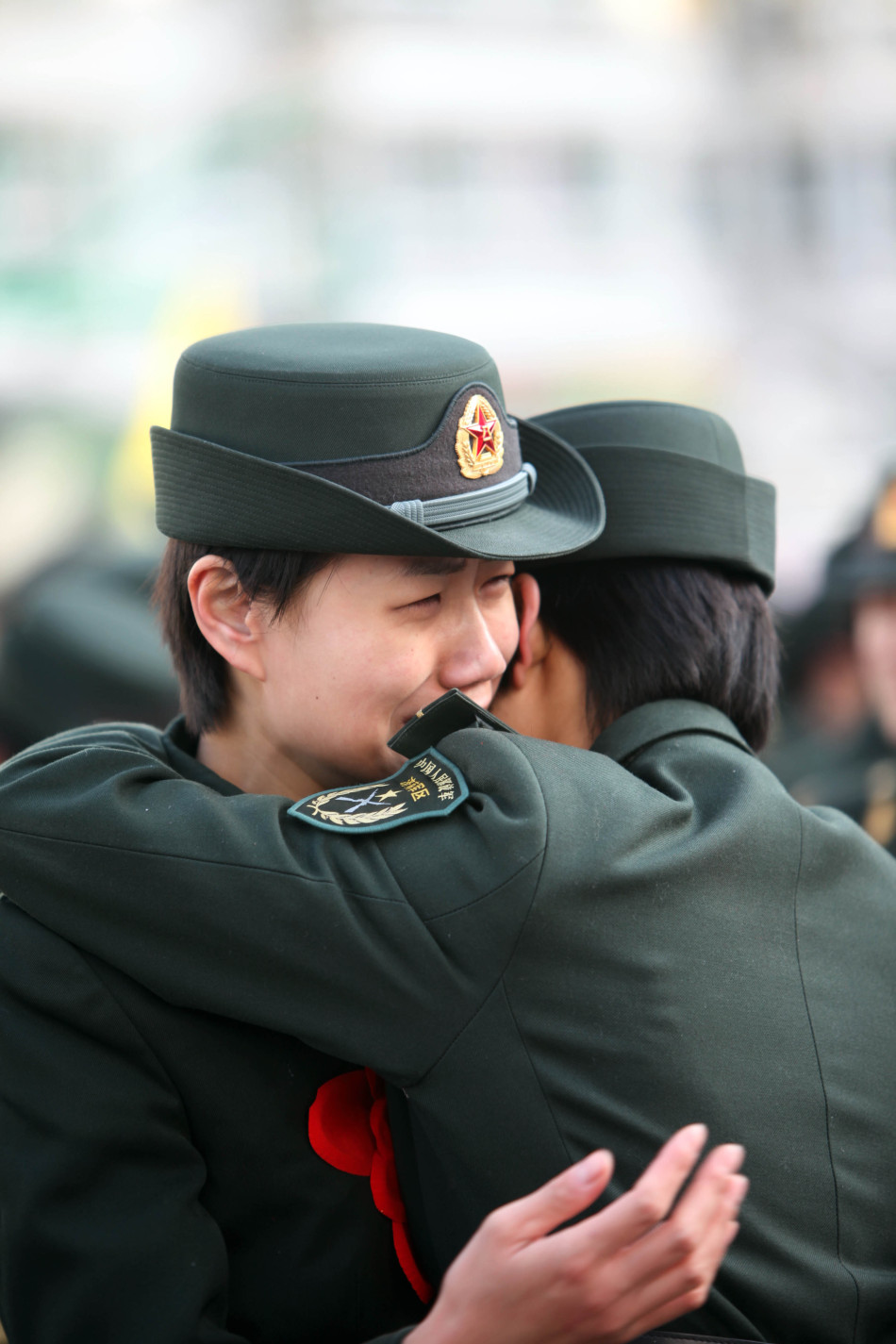 退伍女兵恋恋不舍离别军营