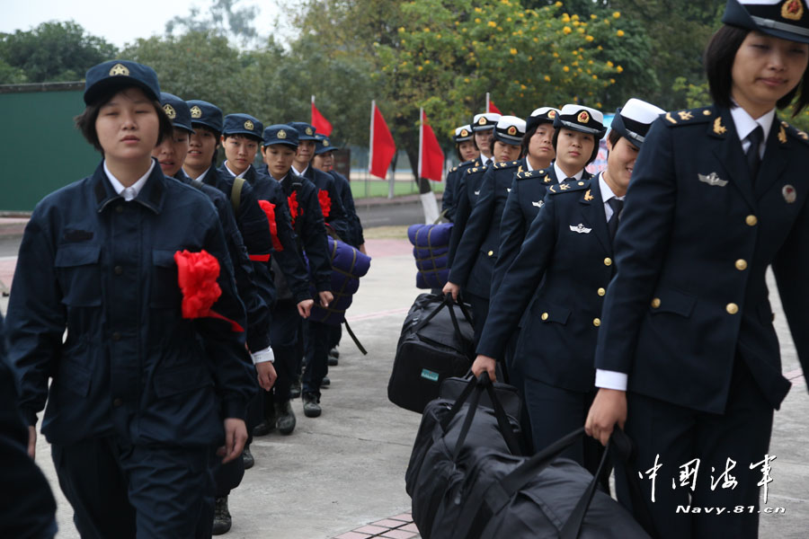 南海舰队训练基地热烈欢迎新兵