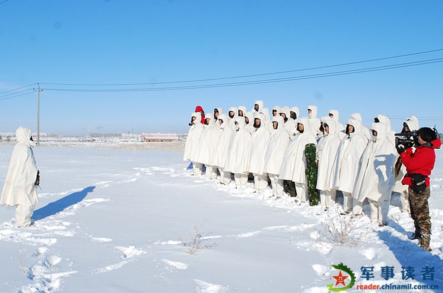 我军高寒地区边防战士用雪洗澡