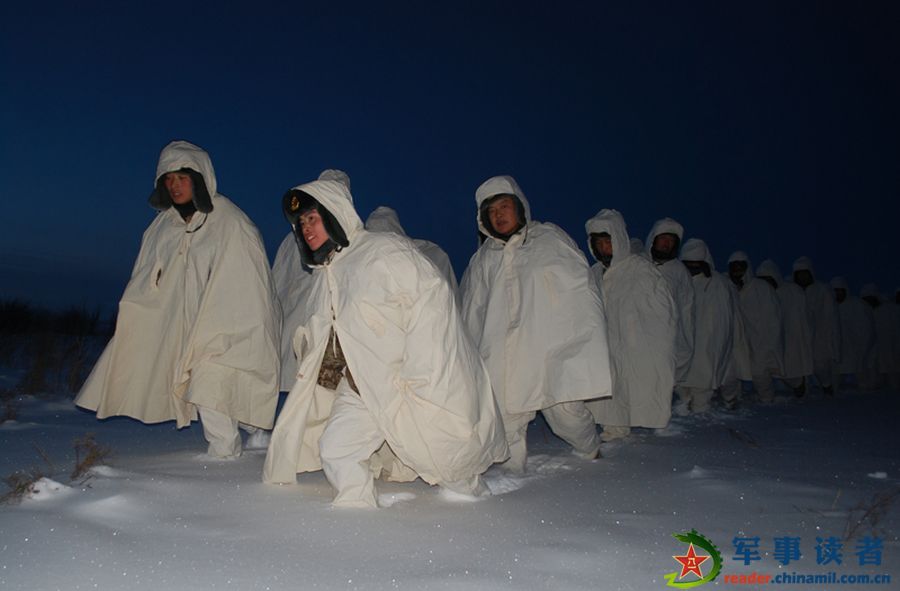 我军高寒地区边防战士用雪洗澡