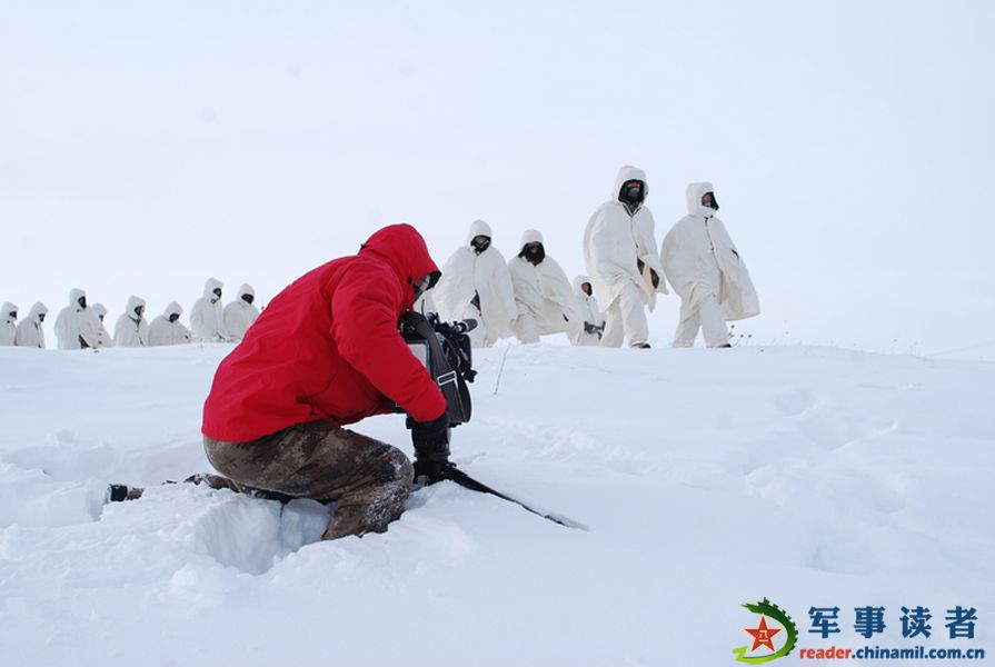 我军高寒地区边防战士用雪洗澡