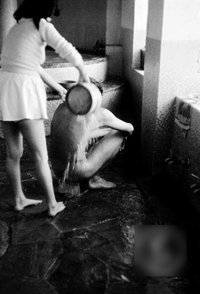 记录50年代日本陪浴小姐:一丝不挂也毫无羞涩