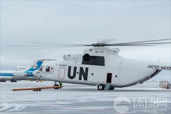 涂装为联合国维和部队的米-26直升机
