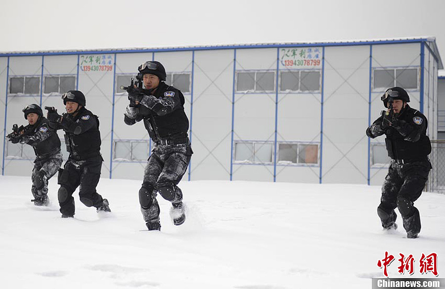 特警狙击手30趴雪地里不动