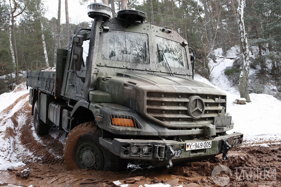 梅赛德斯-奔驰zetros1833a4×4军用卡车