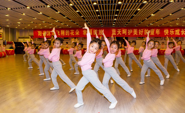 空军蓝天幼儿艺术团新春送祝福