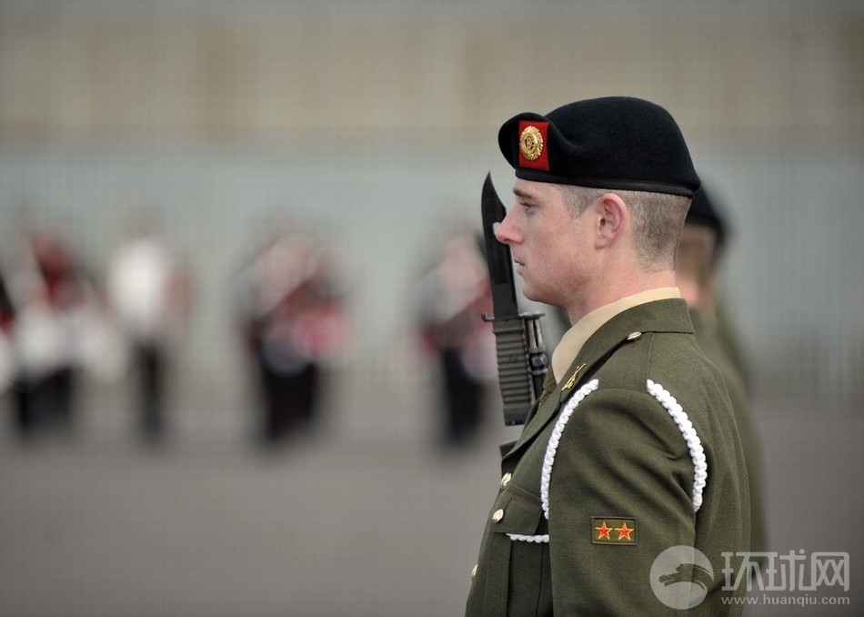 给爱尔兰新兵带队的是位女军官