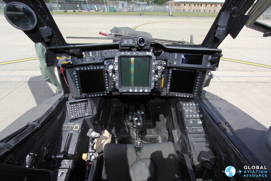 ah-64d阿帕奇武装直升机的座舱(前); 走进战机座舱的世界:美军战机篇