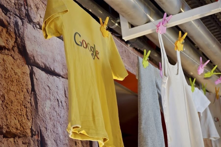 20.员工们晾晒的t恤,谷歌为员工提供洗衣和烘干服务.