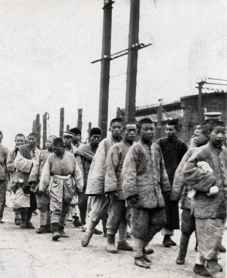 1927年,中国,被俘中国士兵交出他们的武器,并转移到由英国军队控制