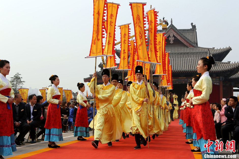 各地民众清明祭奠亲人