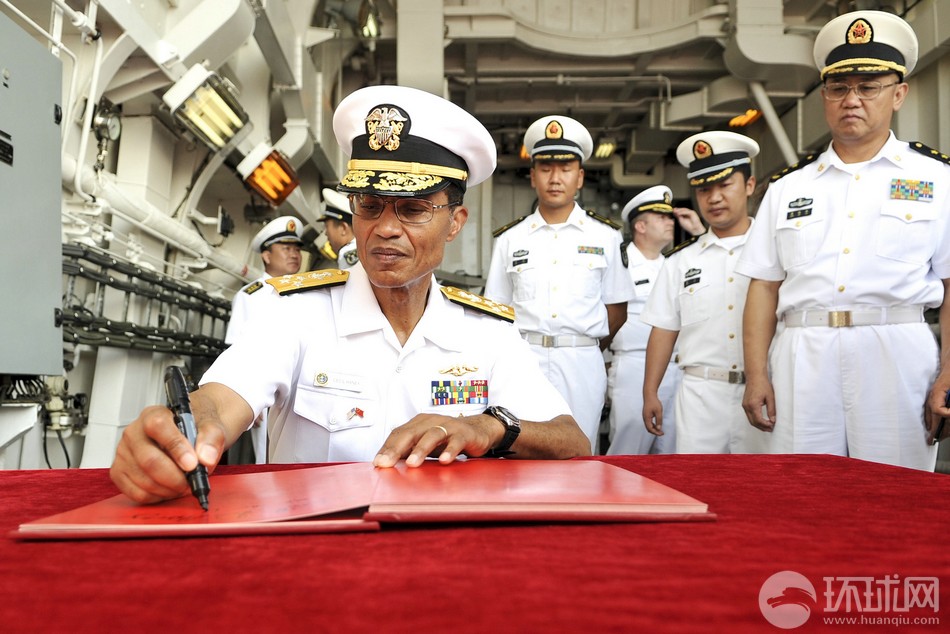 美太舰队司令参观我精锐兴致高