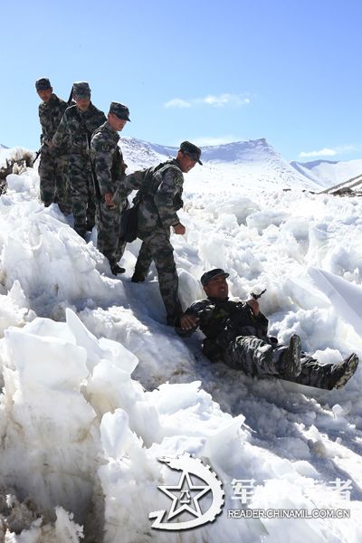 西藏边防骑马踏雪巡逻险峻边境