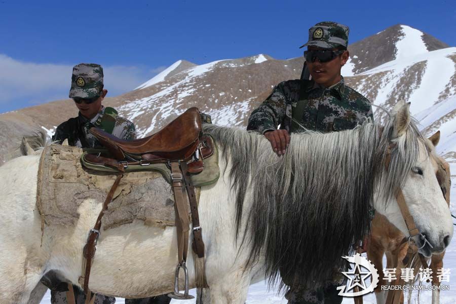 西藏边防骑马踏雪巡逻险峻边境