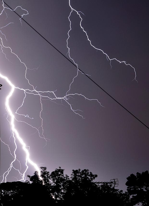 皇室宝宝诞生当晚英国遭罕见雷电暴雨袭击