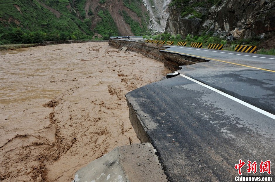 甘肃泥石流地震叠加