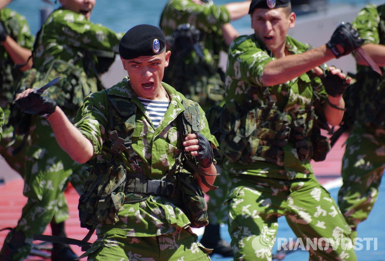 俄罗斯和乌克兰的海军士兵向游客展示实战技术