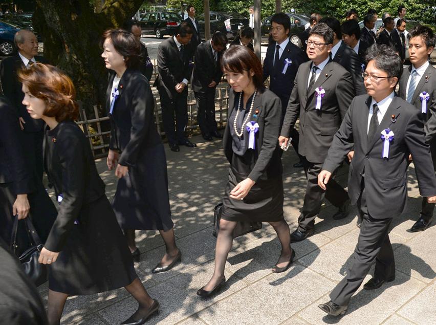 日本内阁成员参拜靖国神社现场图