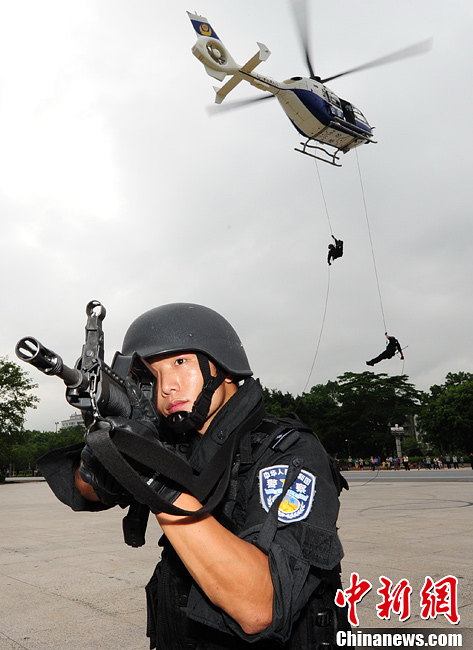 特警乘直升机上演"神兵天降"