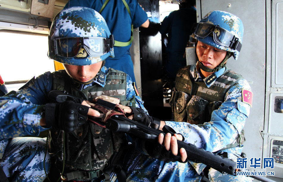 中国海军护航特战队练机上射击 首见弹壳收集袋