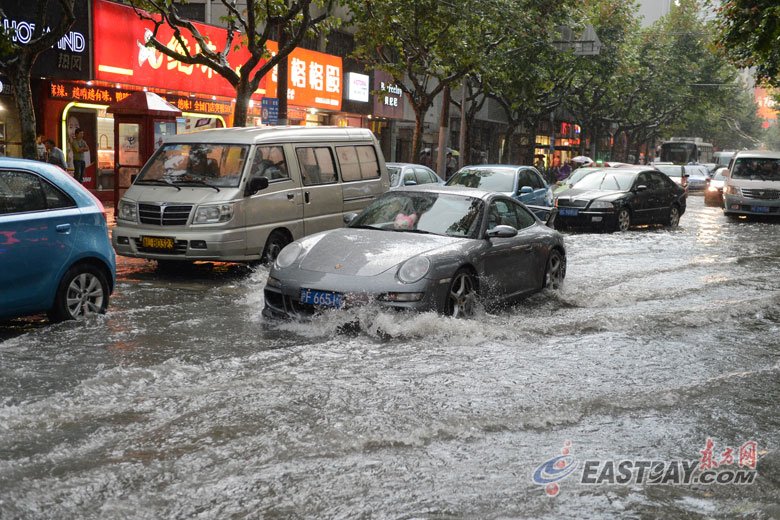 上海遭暴雨侵袭 40多条道路出现积水