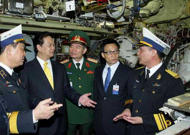 2013年5月,越总理阮晋勇在俄视察河内号潜艇,该艇为俄罗斯为越南建造