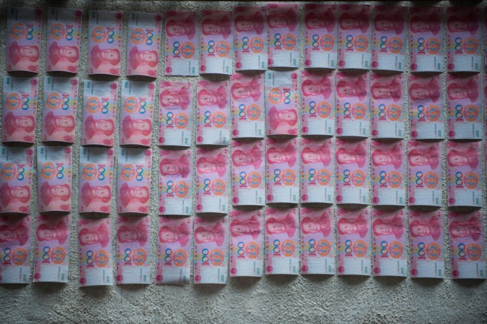 澳门400多张百元人民币假钞贴满墙引路人围观