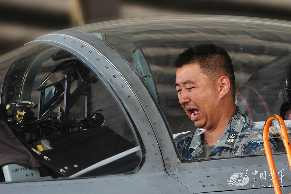 大校记者采访歼11机务兵遭无视