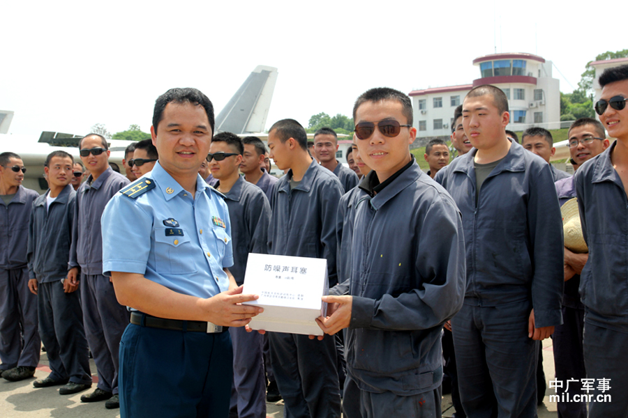 中国空军地勤人员配航天员耳塞